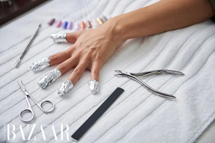 Cách tháo gỡ móng tay gel tại nhà an toàn | Harper's Bazaar