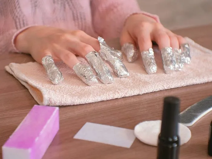 Cách phá móng gel, acrylic, đắp bột ngay tại nhà mùa dịch