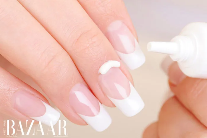 Cách tháo gỡ móng tay gel tại nhà an toàn | Harper's Bazaar