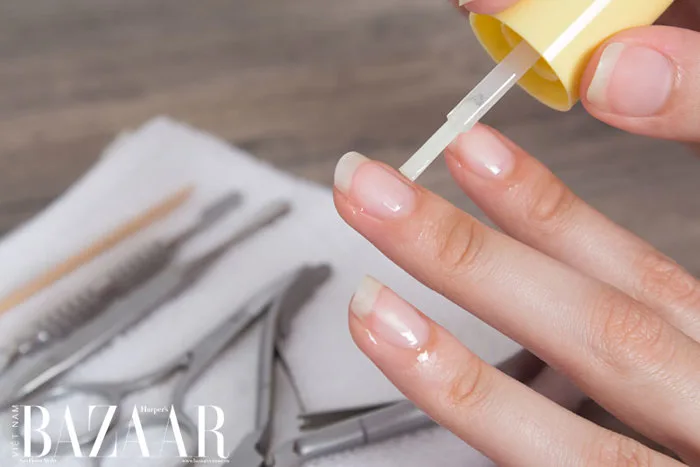 Cách tháo gỡ móng tay gel tại nhà an toàn | Harper's Bazaar