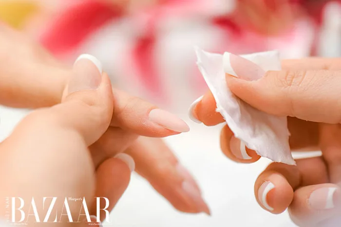 Cách tháo gỡ móng tay gel tại nhà an toàn | Harper's Bazaar