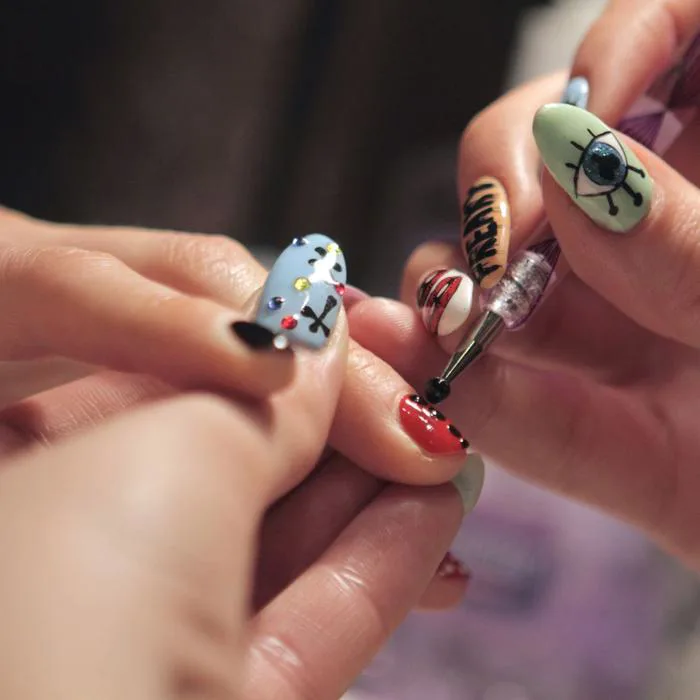Cách phá móng gel, acrylic, đắp bột ngay tại nhà mùa dịch