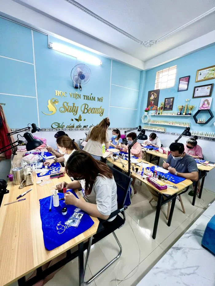 KHÓA HỌC ĐÀO TẠO NGHỀ NAIL CHUYÊN NGHIỆP - Suly Beauty KHÓA HỌC ĐÀO TẠO NGHỀ NAIL CHUYÊN NGHIỆP - Suly Beauty