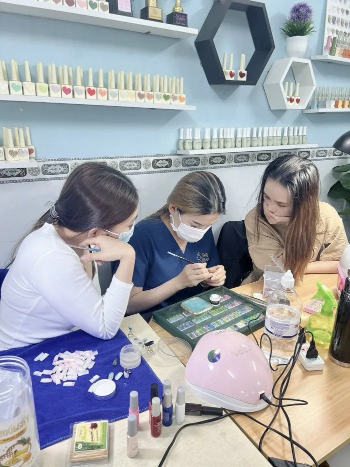 KHÓA HỌC ĐÀO TẠO NGHỀ NAIL CHUYÊN NGHIỆP - Suly Beauty KHÓA HỌC ĐÀO TẠO NGHỀ NAIL CHUYÊN NGHIỆP - Suly Beauty