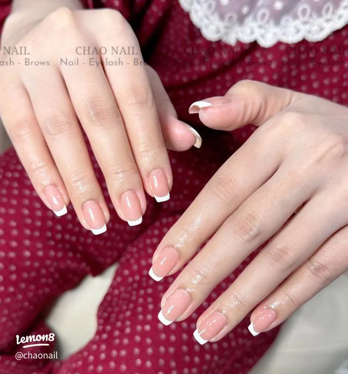 Mẫu Nail Basic French đơn giản mà xinh: móng tay tự nhiên, tôn da