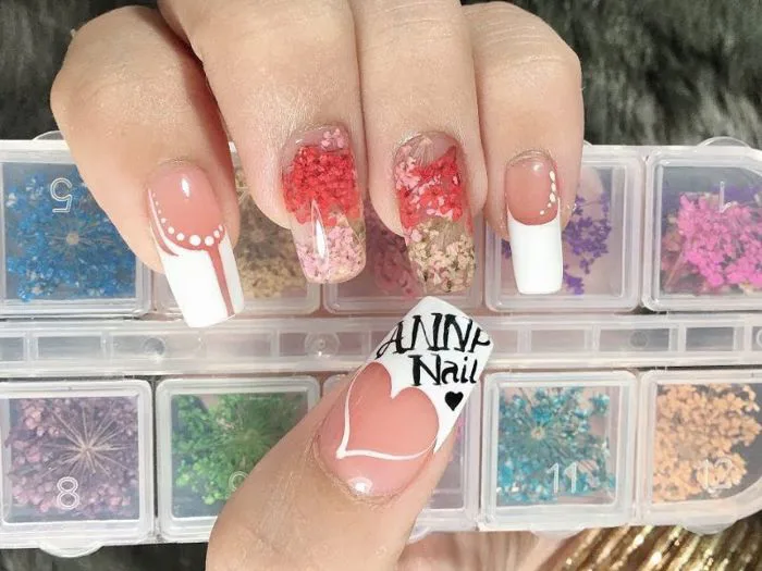 Tỏa Sáng Với 10+ Mẫu Nail Ẩn Hoa Khô Đẹp Tinh Tế, Thời Thượng