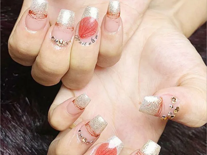 Tỏa Sáng Với 10+ Mẫu Nail Ẩn Hoa Khô Đẹp Tinh Tế, Thời Thượng