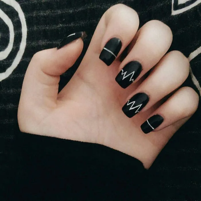Top 06 mẫu nail kẻ sọc được ưa chuộng nhất hiện nay Sharon Nails