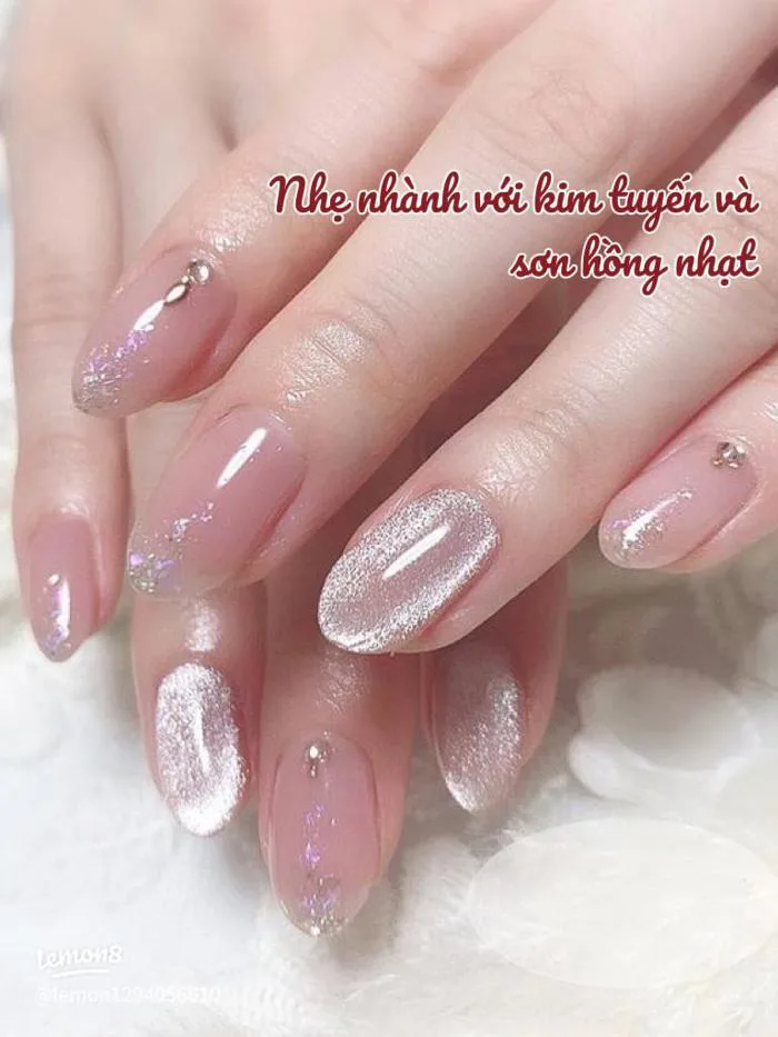 30+ mẫu nail kim tuyến đầu móng trắng hồng nhẹ nhàng, tôn da cực xinh