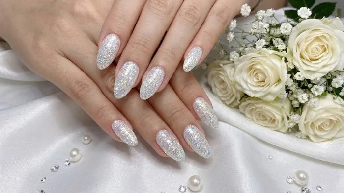 28+ mẫu nail kim tuyến trắng đẹp nhẹ nhàng nhưng vẫn nổi bật