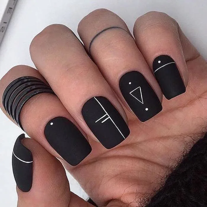 Những mẫu nail màu đen sang chảnh cho tết 2022 Sharon Nails