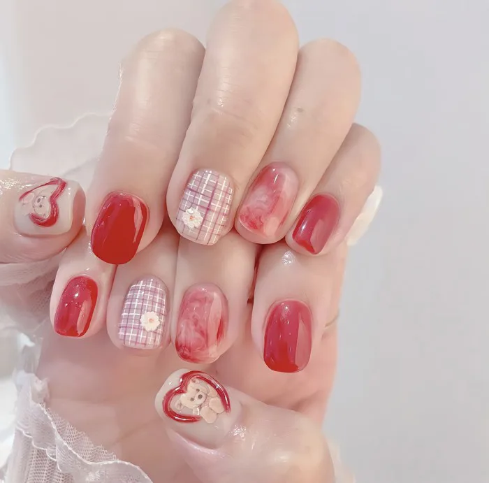 Ngọt ngào và tươi mới với những mẫu nail tone màu đỏ, hồng cực xinh