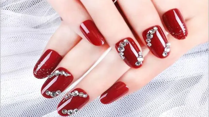 Bỏ túi 30+ mẫu nail màu đỏ đất sang chảnh, làm trắng da