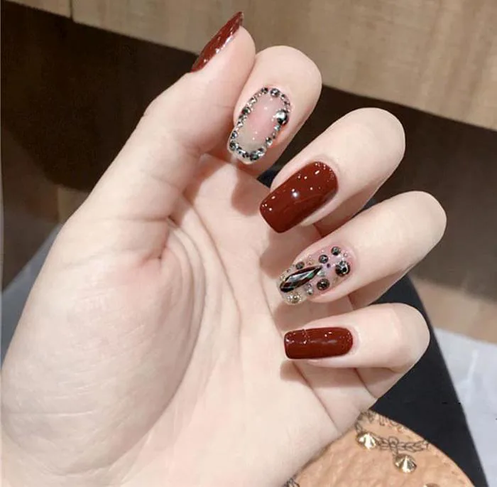Nail màu rượu vang quý phái chưa bao giờ hết 