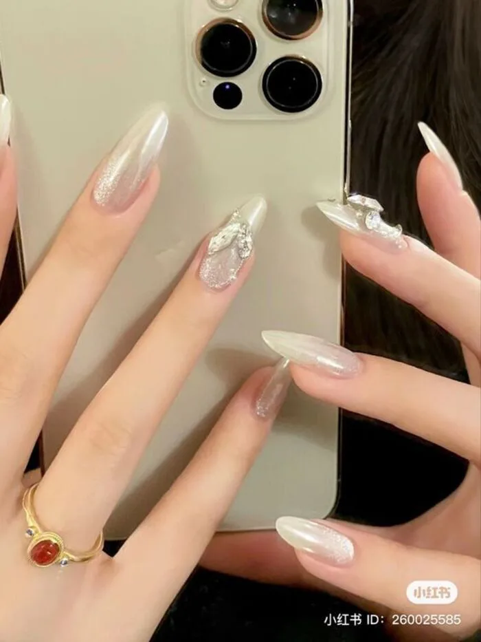 80+ mẫu nail cô dâu đẹp có màu trắng nhẹ nhàng đơn giản