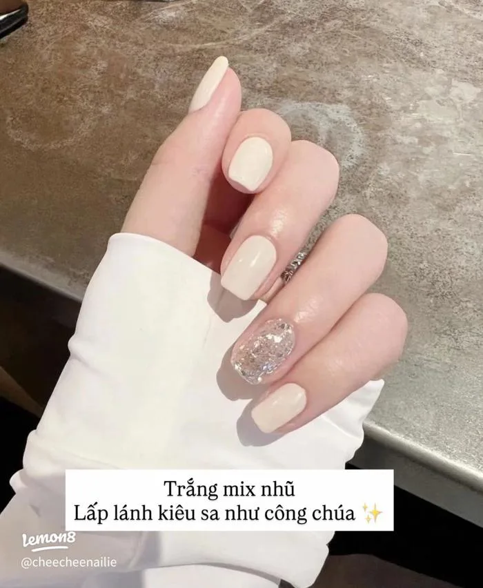 20+ mẫu nail trắng sữa sang chảnh: nhũ, đính đá nhẹ, tráng gương cực tôn da