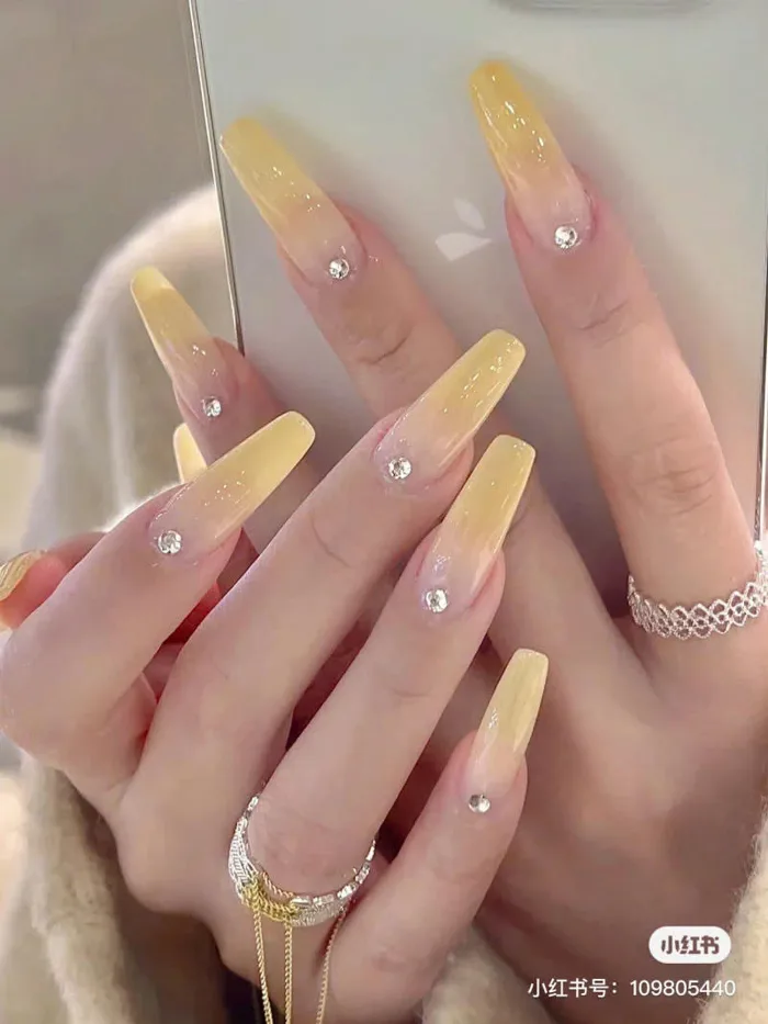 Top 10+ mẫu nail vàng đẹp, cực hot trend