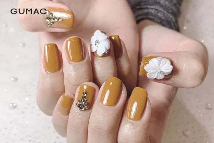 Các mẫu nail vàng RỰC RỠ và nổi bật cho nàng trong mùa hè này