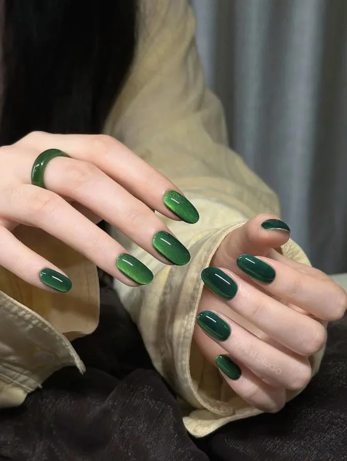 Nail màu xanh lá cây: Gợi ý style mới cho bộ móng của nàng