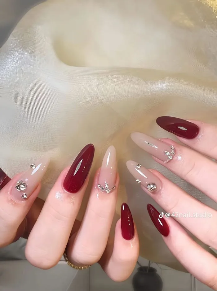 Móng tay nhọn | Móng tay vàng, Móng hạnh nhân, Mẫu nail đẹp