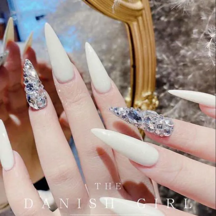 Móng tay thiết kế sang trọng nhọn màu trắng tặng kèm phụ kiện mẫu nail xinh  Phom Móng Tròn Vuông Nhọn Kích Thước Móng Tay M Xs S L Cài Đặt Bảo