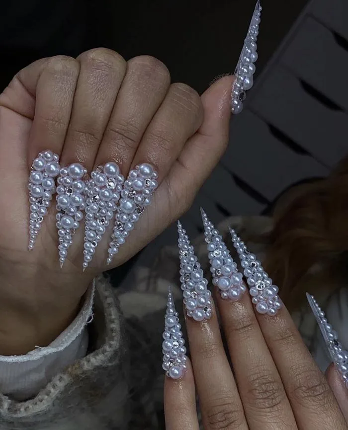 Ngọc trai là điểm nhấn “hút mắt” trên những mẫu nail điệu đà của phái đẹp