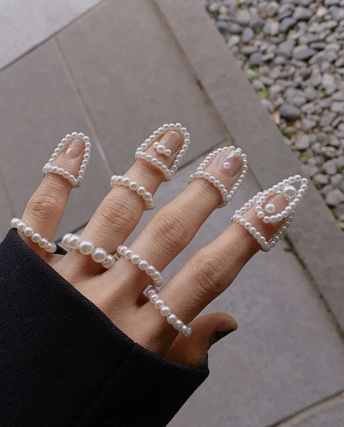 Ngọc trai là điểm nhấn “hút mắt” trên những mẫu nail điệu đà của phái đẹp