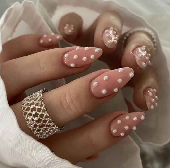 Ngọc trai là điểm nhấn “hút mắt” trên những mẫu nail điệu đà của phái đẹp