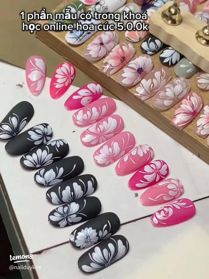 Cách vẽ hoa cúc nail cơ bản: Dùng cọ vẽ nét để lên mẫu hoa cúc trắng đẹp hơn