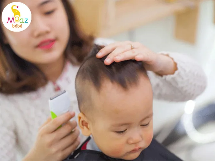 Hướng dẫn cắt tóc cho bé trai, bé gái đơn giản tại nhà