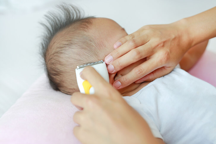 Cắt tóc máu là gì? Có nên cắt tóc máu cho bé?