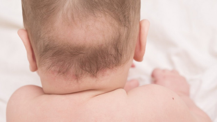 Cắt tóc máu là gì? Có nên cắt tóc máu cho bé?