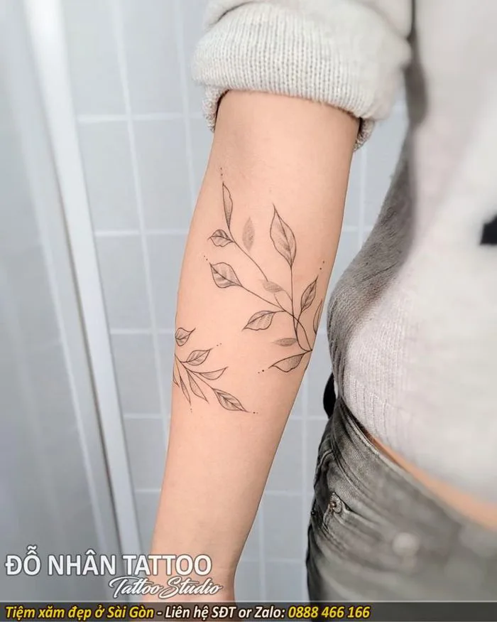 Hình xăm vòng lá ở bắp tay