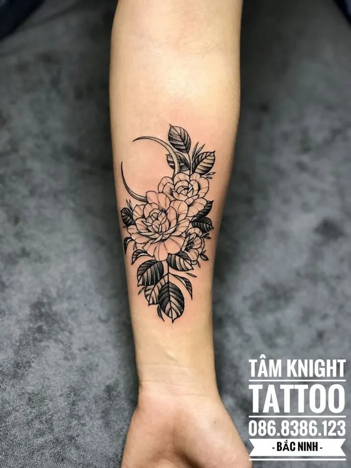 Black and White Flower Tattoo with Crescent Moon | Hình xăm cổ tay nữ, Hình  xăm