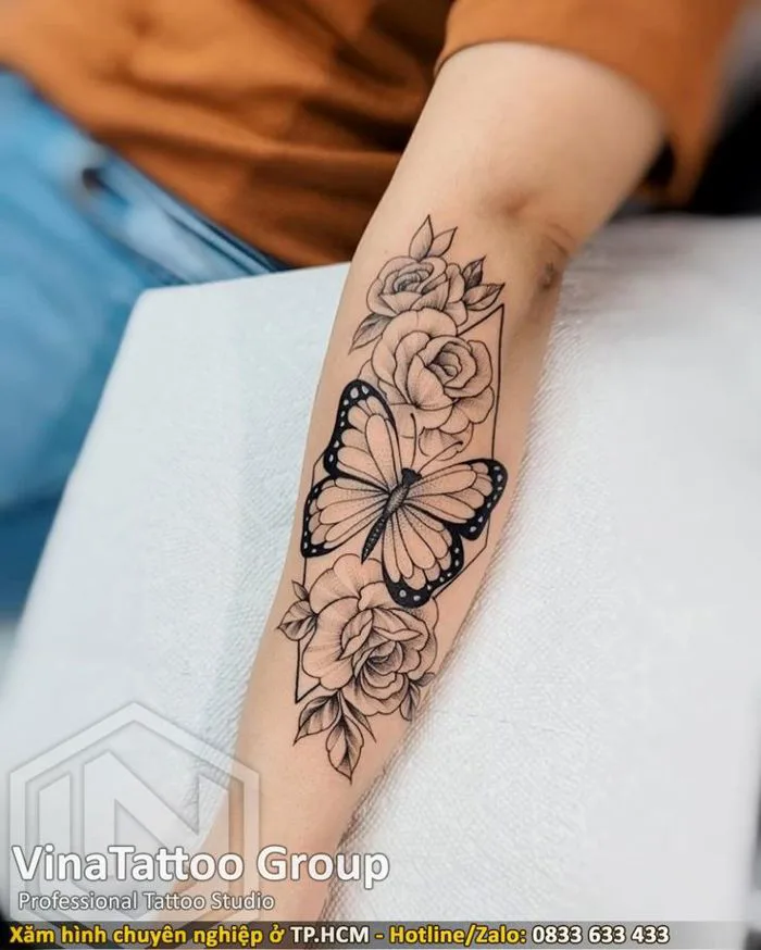 Những hình xăm bướm và hoa hồng ở cánh tay