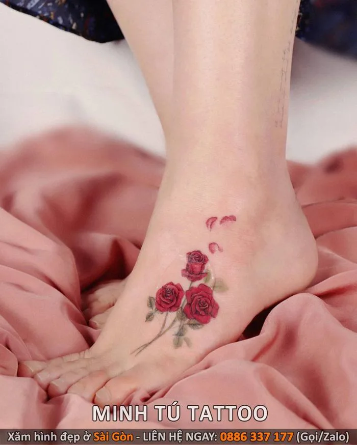 Hình xăm hoa hồng ở mu bàn chân
