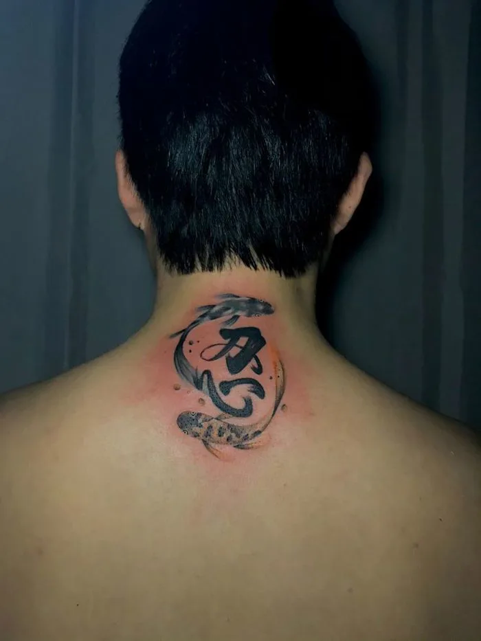 Hình xăm cá chép chữ nhẫn sau gáy