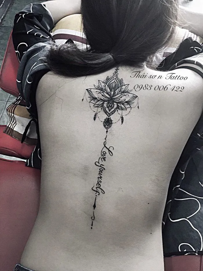 Tattoo mandala , hình xăm ở lưng đen trắng , hình xăm cho nữ , Tattoo đẹp ý  nghĩa
