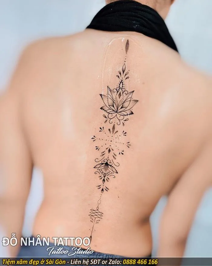 Hình xăm hoa sen mandala dọc sống lưng