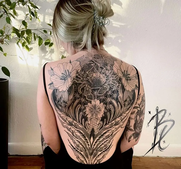 Những mẫu hình xăm full lưng dành cho nữ đẹp nhất, tôn lên vẻ quyến rũ và  cá tính riêng biệt.