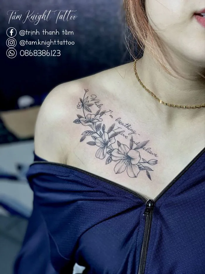 Hình xăm hoa ngực nữ