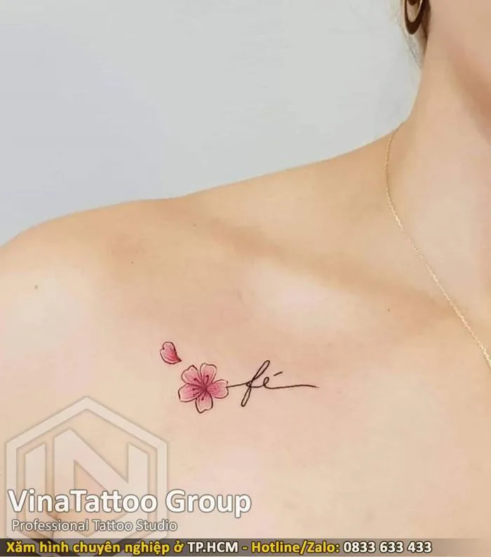 Những hình xăm hoa đào và chữ ở ngực