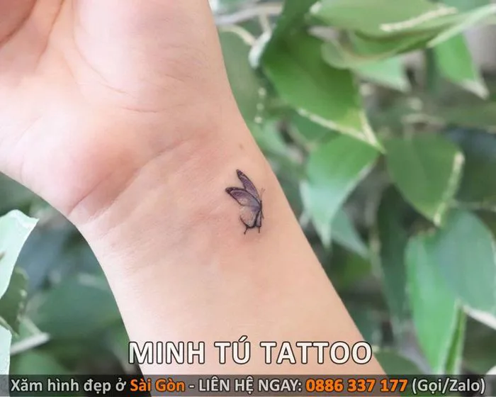 Hình xăm bướm mini ở cổ tay