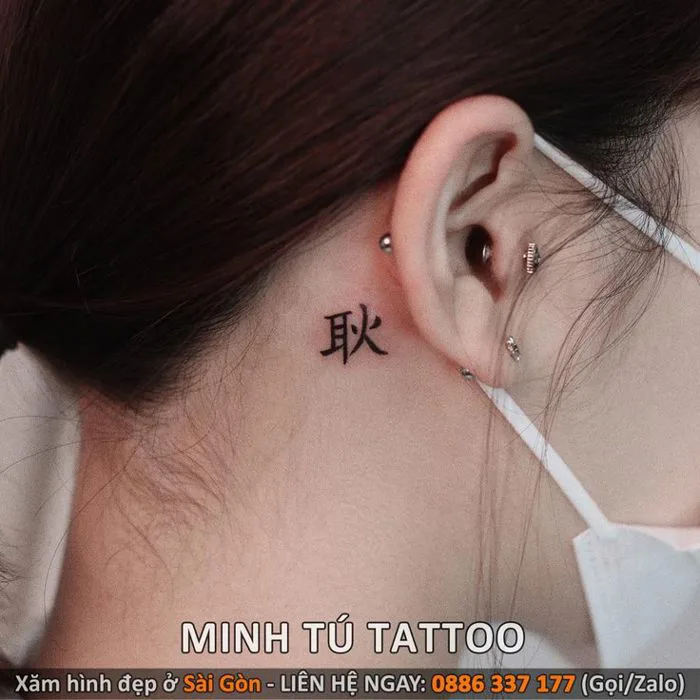 Hình xăm chữ trung mini ở sau tai cho nữ