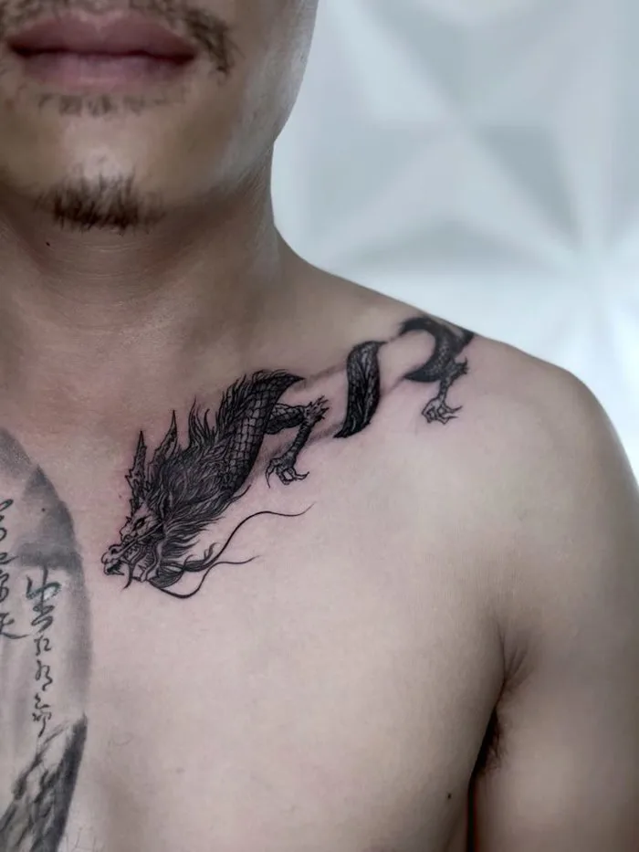 Hình xăm rồng quấn xương quai xanh | Dragon on chest tattoo, Dragon chest  tattoo men,