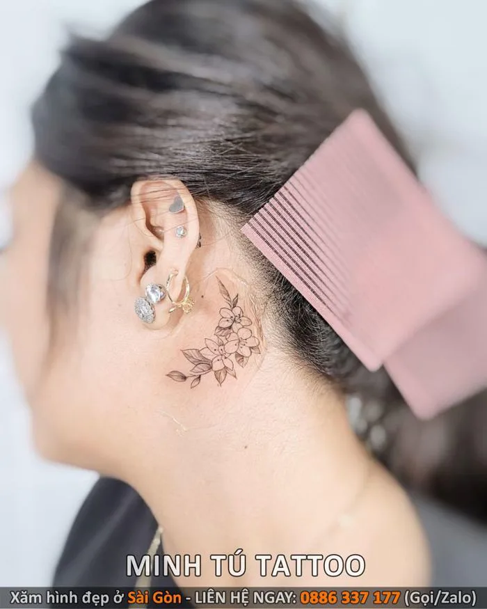 Hình xăm hoa mini ở sau tai