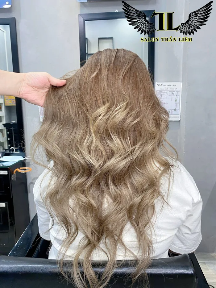 Mẫu tóc Nhuộm nâu trà sữa phối balayage