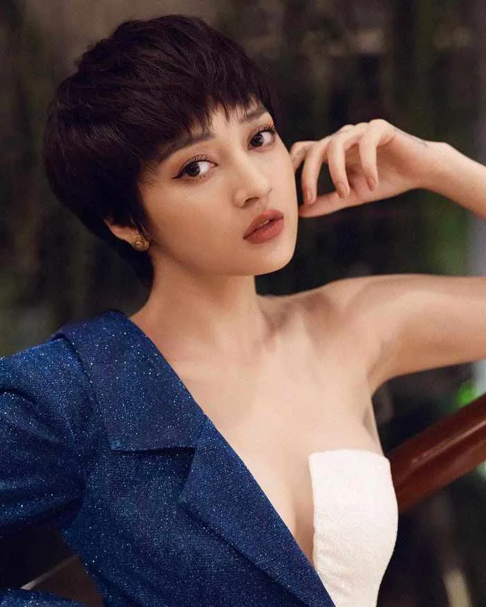 Không phải cứ cắt tóc là xinh, hội mỹ nhân Việt có lúc để tóc ngắn lại già  hơn hẳn