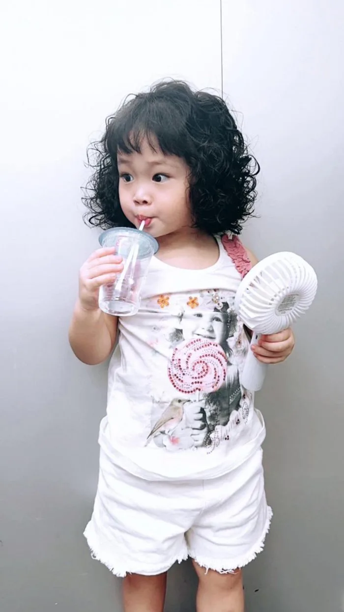 Pha Lê cho con gái 2 tuổi uốn tóc xoăn tít, bé được nhận xét giống bà thím  Hàn Quốc