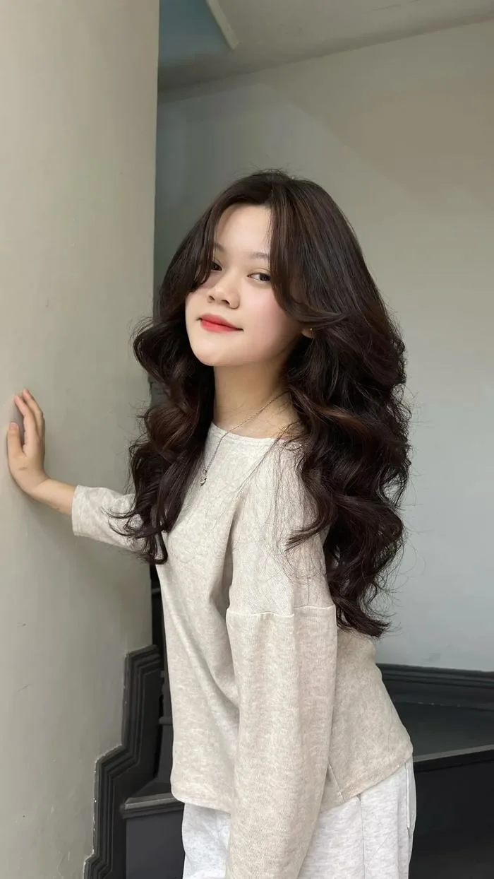 Tóc Uốn Sóng Bung Lơi: Kiểu Tóc 